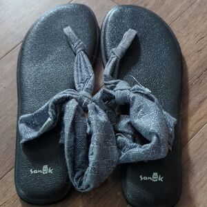 Sanuk Black Sandals with Geometric Tiki Tropical Gray Straps 10 Lk New